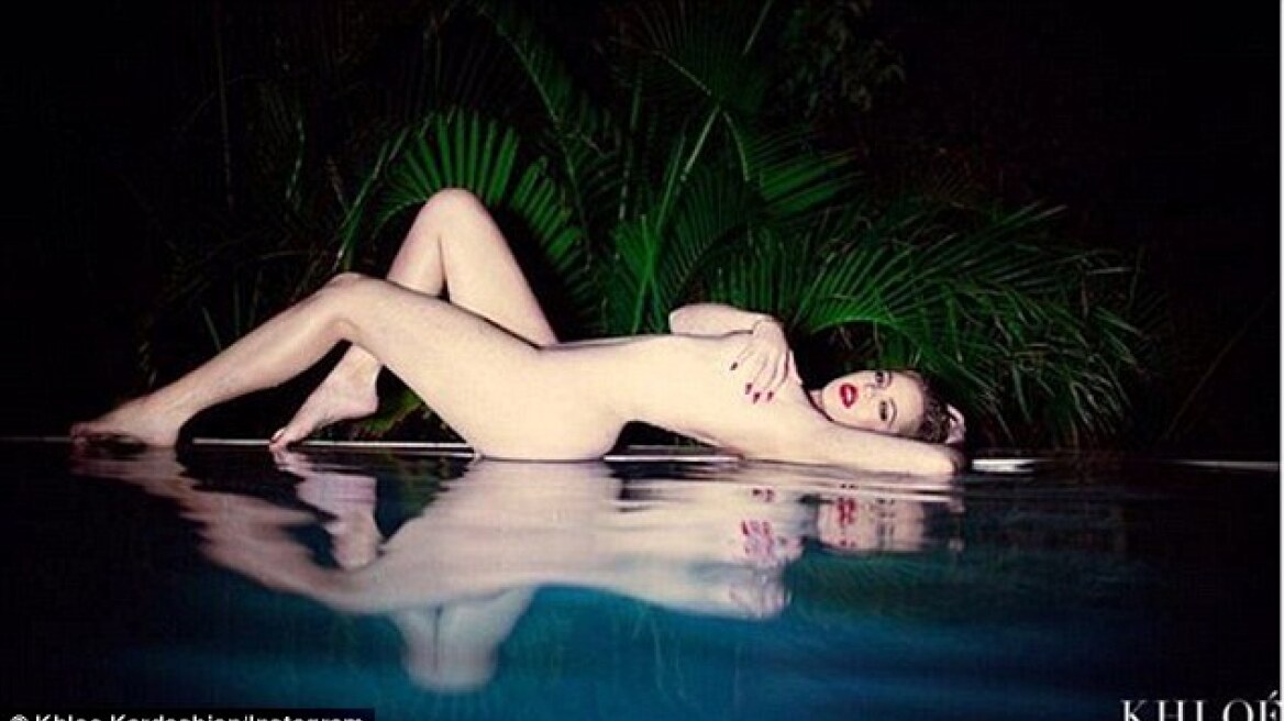Η Khloe Kardashian ποζάρει ολόγυμνη στην πισίνα